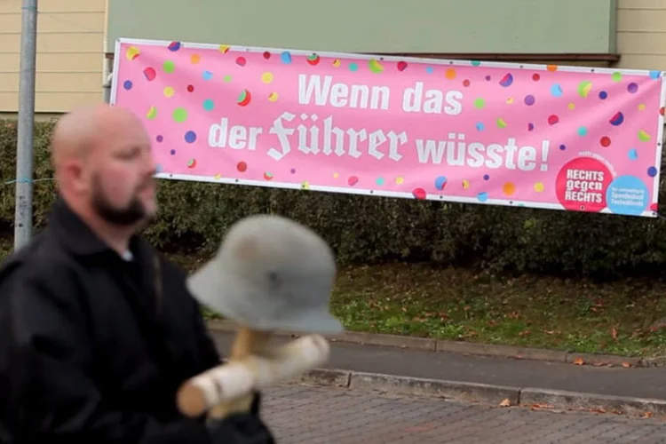 
	&quot;Se o F&uuml;hrer (Hitler) souber disso&quot;: sem saber, neonazistas marcharam em evento que arrecadou dinheiro para uma entidade que reabilita jovens que j&aacute; participaram de grupos de extrema direita
 (Reprodução/YouTube)