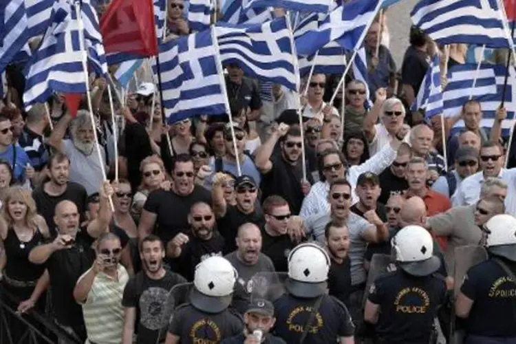Simpatizantes do partido neonazista Amanhecer Dourado fazem ato em Atenas, Grécia (Louisa Gouliamaki/AFP)
