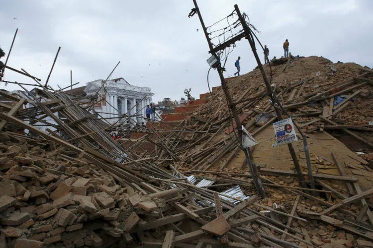 
	Foram dois terremotos, um no s&aacute;bado (25) de magnitude 7,8 na escala de Richter, e outro ontem (26) de magnitude 6,7
 (Reuters)