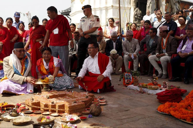 
	Nepal: as principais homenagens &agrave;s v&iacute;timas foram realizadas no domingo, quando foi completado o primeiro anivers&aacute;rio segundo o calend&aacute;rio nepal&ecirc;s
 (Navesh Chitrakar / Reuters)