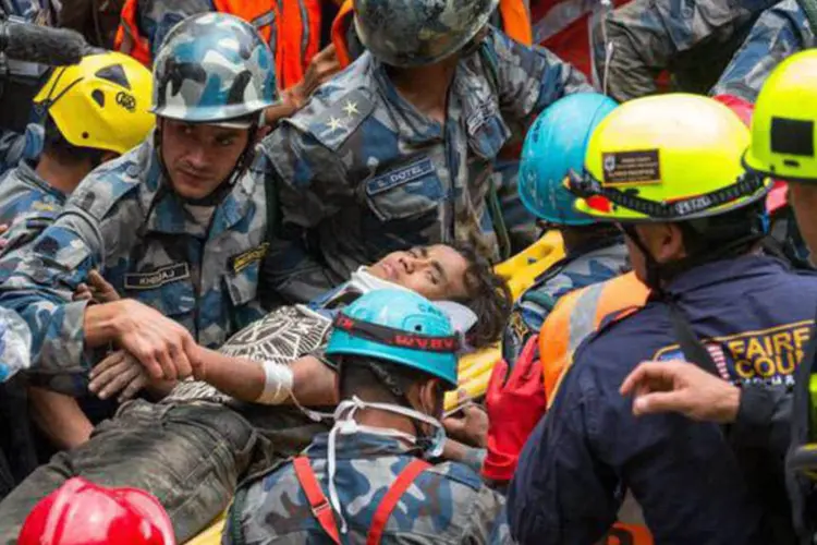 
	Pemba Lama, adolescente de 15 anos &eacute; achado com vida em escombros, cinco dias ap&oacute;s do terremoto no Nepal
 (IDF)