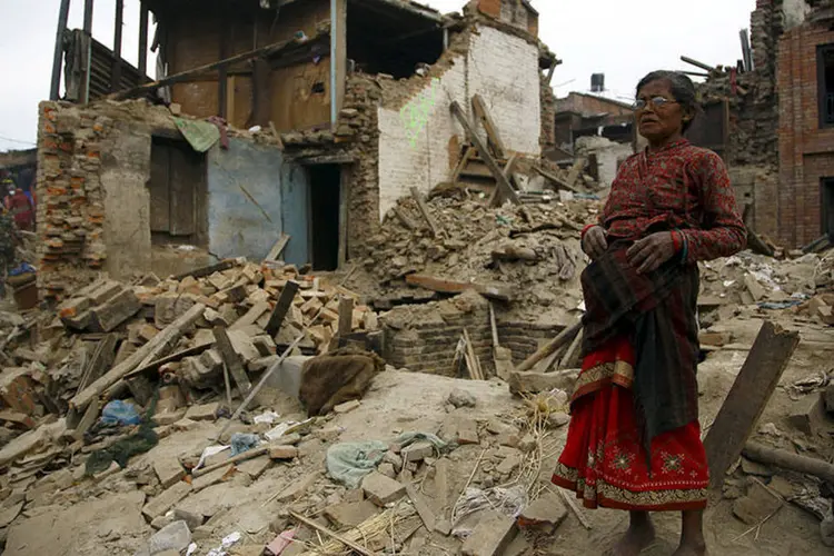 
	Mulher em frente &agrave; sua casa destru&iacute;da ap&oacute;s o terremoto que atingiu o Nepal: 14.025 pessoas ficaram feridas
 (REUTERS/Navesh Chitrakar)
