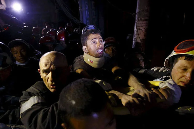 Rishi Khanal é resgatado no Nepal após ficar soterrado por três dias nos escombros de um prédio que caiu devido ao terremoto que atingiu a região
 (REUTERS/Navesh Chitrakar)
