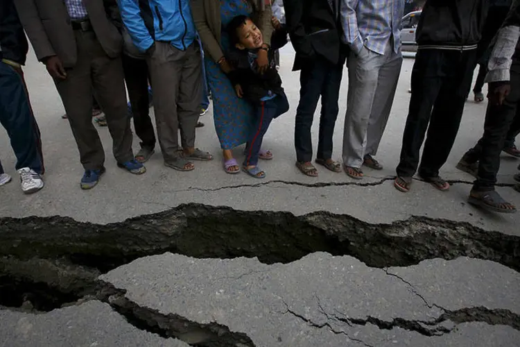 
	Pessoas se aproximam de fissura na terra ap&oacute;s passagem de terremoto no Nepal: mais de 3,7 mil pessoas morreram
 (REUTERS/Navesh Chitrakar)