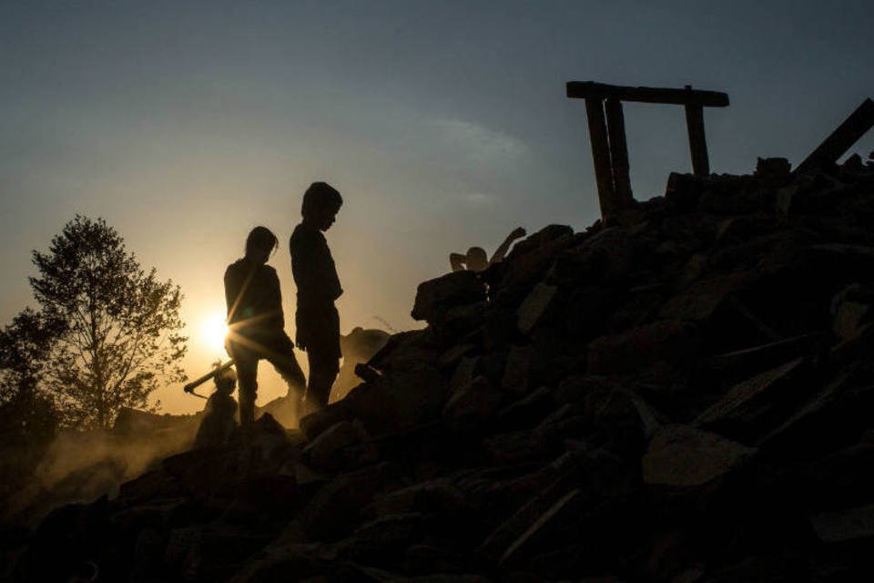Meses após terremotos, Nepal não consegue usar doações