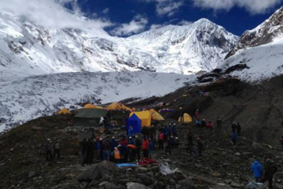 Diminui chance de achar desaparecidos em nevasca no Nepal
