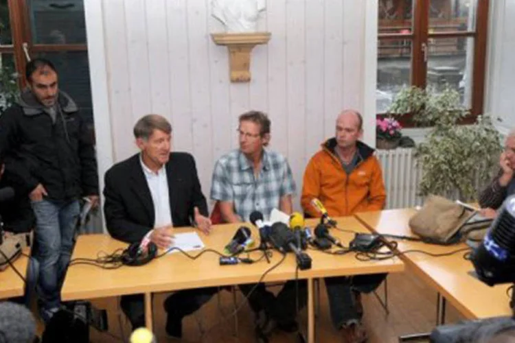 
	Membros da comunidade de montanhismo de Chamonix em coletiva: especialistas dizem que os alpinistas sepultados em uma avalanche t&ecirc;m 20 minutos para ser retirados antes de morrer
 (Jean-Pierre Clatot/AFP)
