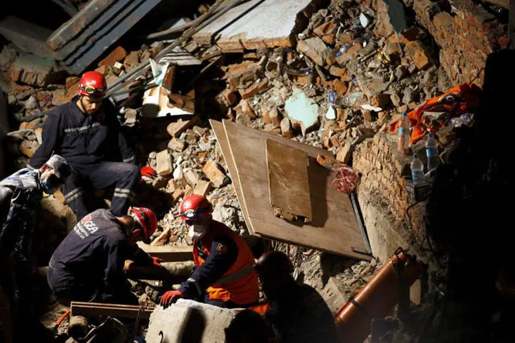 
	Terremoto no Nepal: na capital, &eacute; forte o cheiro de corpos presos sob os escombros dos edif&iacute;cios derrubados
 (REUTERS/Navesh Chitrakar)