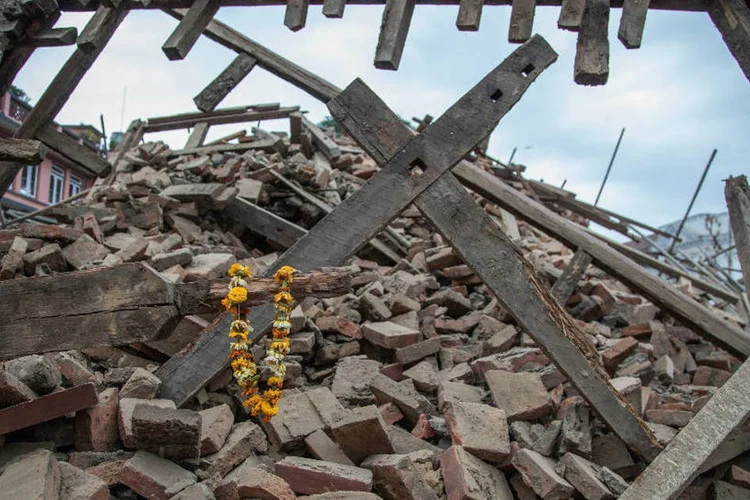 
	Terremoto no Nepal: as estradas de sa&iacute;da de Katmandu ficaram lotadas de gente, incluindo pessoas carregando beb&ecirc;s no colo
 (Getty Images)
