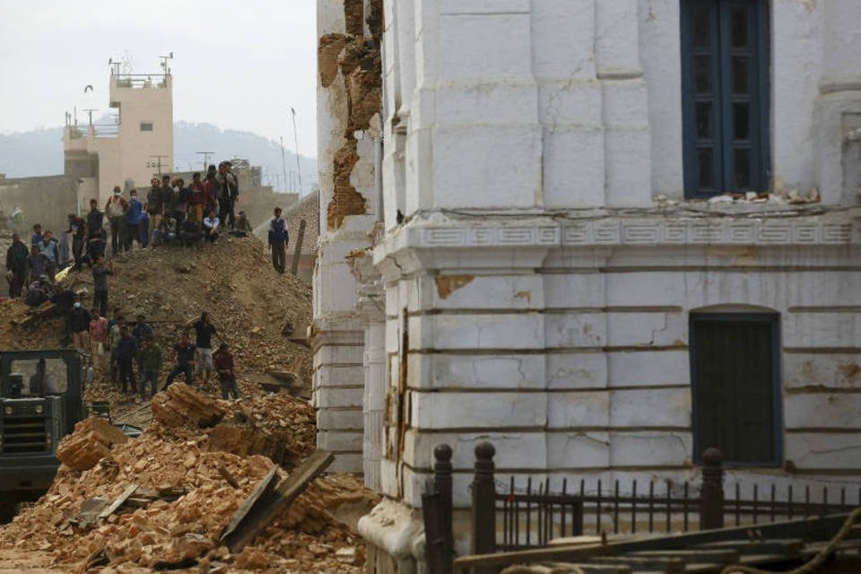 Número de mortos no terremoto do Nepal sobe para 718