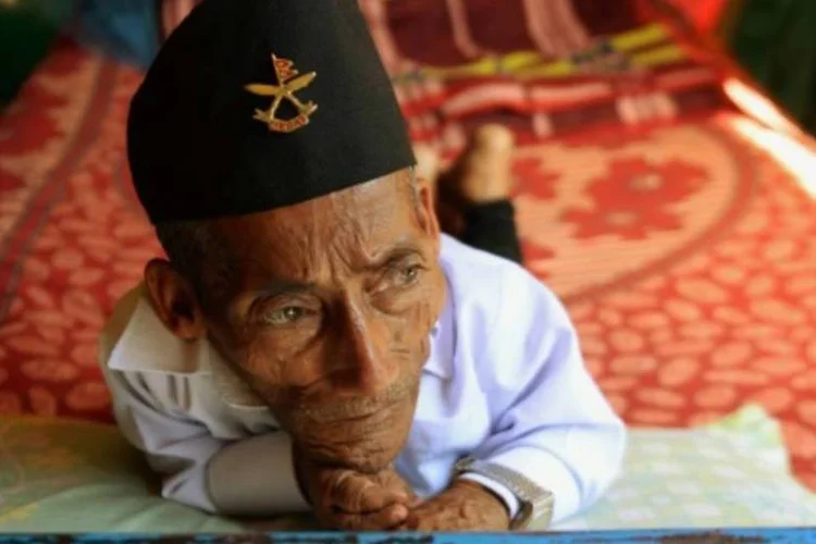 O nepalês Chandra Bahadur Dangim, o homem mais baixo do mundo (Punit Paranjpe/AFP)
