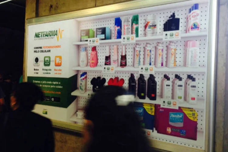 
	Prateleira virtual da Netfarma no Metr&ocirc;: a empresa aposta nas prateleiras virtuais para incrementar as vendas por meio de dispositivos m&oacute;veis neste ano
 (Divulgação/Netfarma)