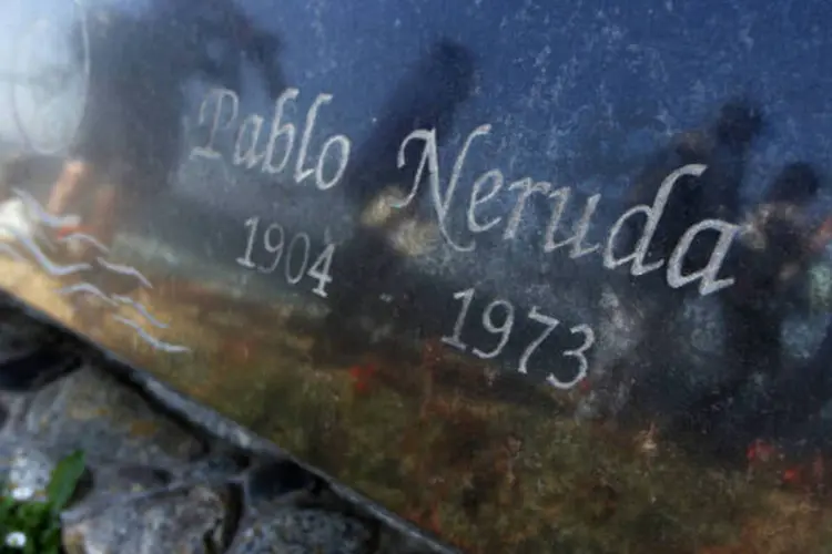 Lápide do poeta chileno e prêmio Nobel Pablo Neruda é vista antes da exumação de seus restos mortais na cidade de Isla Negra, cerca de 106 km a noroeste de Santiago  (REUTERS / Eliseo Fernandez)