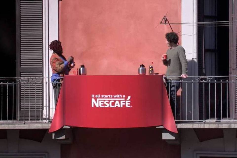 Nescafé une vizinhos através de mesa de café