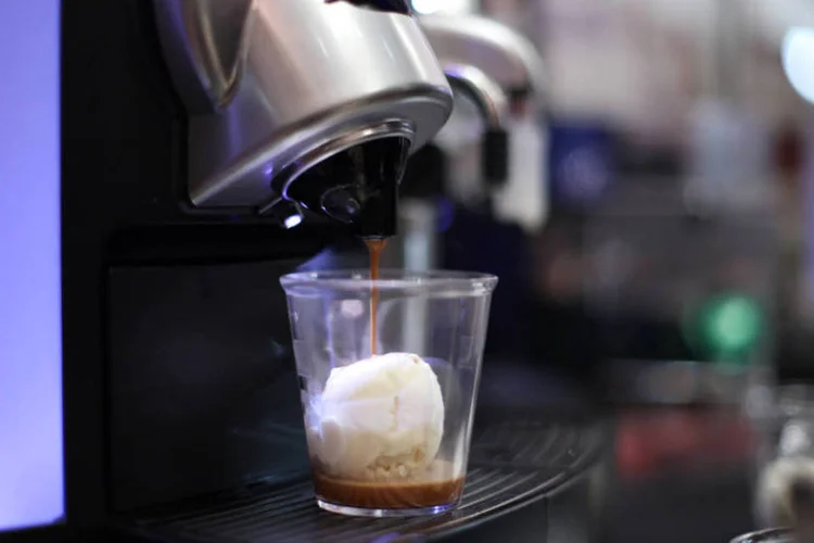 Nespresso servindo um café: Nestlé quer servir também suplementos (Neilson Barnard/Getty Images)