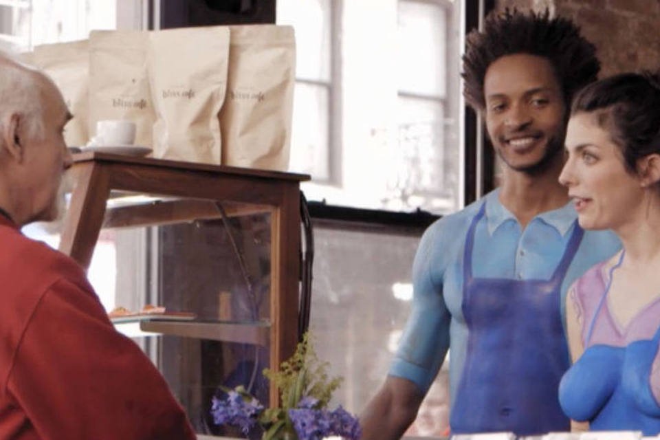 Comercial da Nestlé: café com pessoas nuas para receber os clientes (Reprodução)