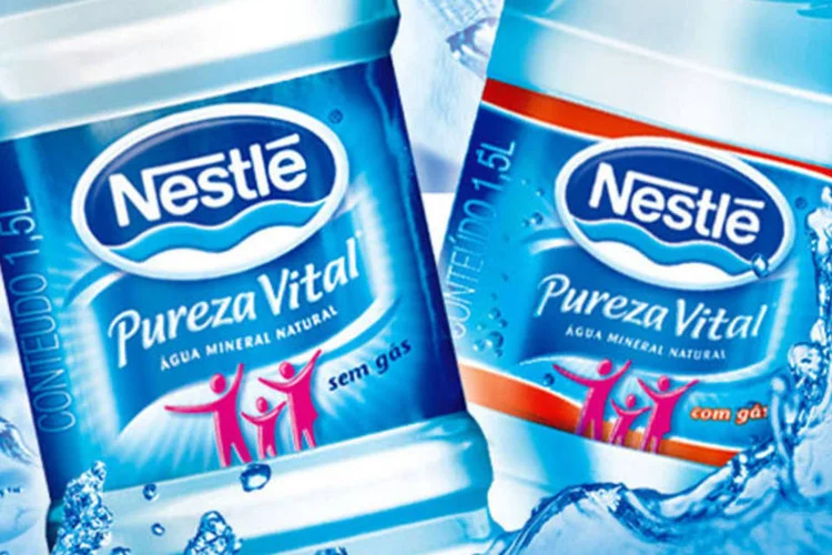 
	Garrafas de &aacute;gua da marca Nestl&eacute;: como destaque positivo, analistas indicaram o crescimento de 6,4% segmento de &aacute;guas engarrafadas
 (Divulgação)