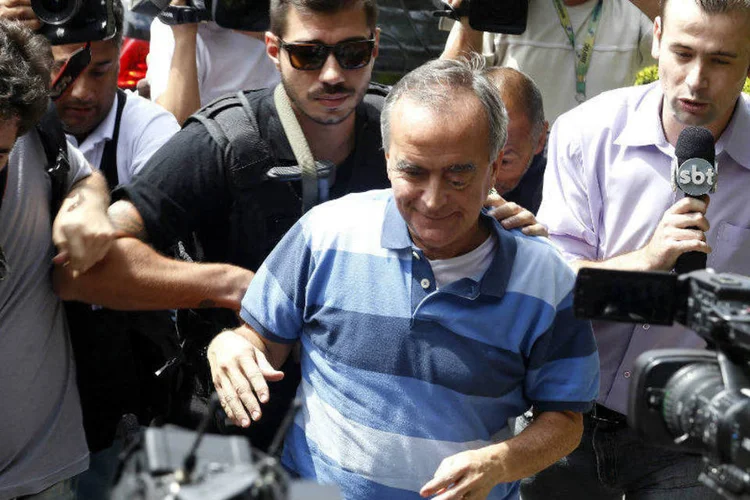 Ex-diretor da Petrobras Nestor Cerveró chega à Polícia Federal em Curitiba (Daniel Derevecki/Reuters)