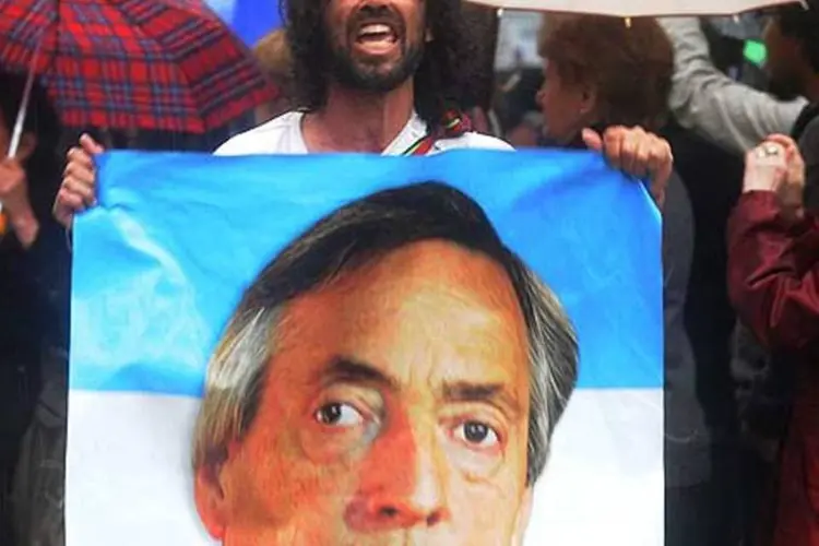 Argentino exibe foto de Néstor Kirchner (AGÊNCIA BRASIL)