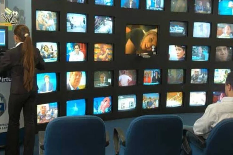 Videowall na entrada da sede da Net: forte queda nos lucros (Lia Lubambo/EXAME)