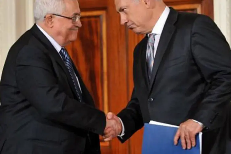 
	Benjamin Netanyahu (d) e Mahmud Abbas: o canal secreto perdeu for&ccedil;a desde que as partes come&ccedil;aram a falar diretamente, em julho passado, ao redor da mesa de negocia&ccedil;&otilde;es
 (Tim Sloan/AFP)