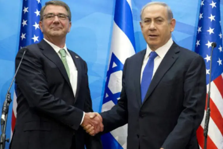 
	Netanyahu recebe Carter em seu gabinete, na cidade de Jerusal&eacute;m: o secret&aacute;rio americano de Defesa deve viajar &agrave; Jord&acirc;nia nesta ter&ccedil;a-feira, antes de se dirigir &agrave; Ar&aacute;bia Saudita na quarta-feira
 (AFP / Carolyn Kaster)