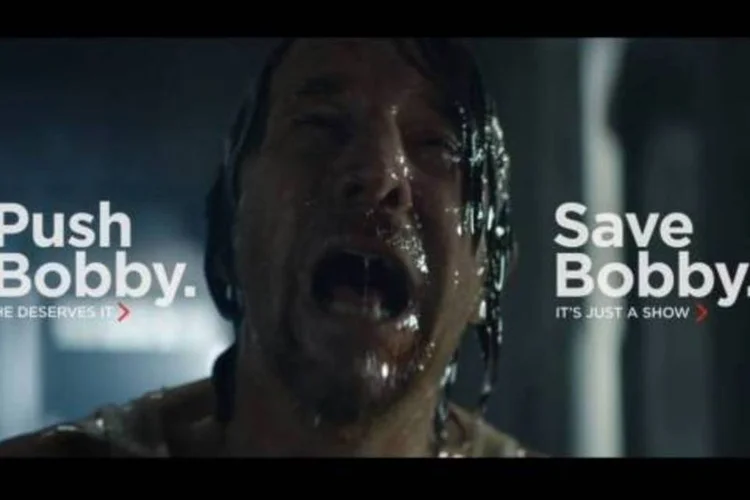 
	Comercial da Netflix exibe a cena de um homem chamado Bobby sendo torturado por uma dupla de mafiosos
 (Reprodução/YouTube)