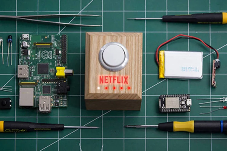 
	The Netflix Switch: ao estilo &quot;do it yourself&quot; (fa&ccedil;a voc&ecirc; mesmo), o servi&ccedil;o apresenta um tutorial para a cria&ccedil;&atilde;o do Bot&atilde;o Netflix
 (Reprodução/Netflix)