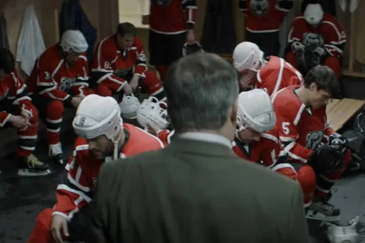 Cena de comercial da Netflix: em Pep Talk, um desanimado time de hockey aparece no vestiário, naquela mesma situação tradicionalmente retratada no cinema (Reprodução)