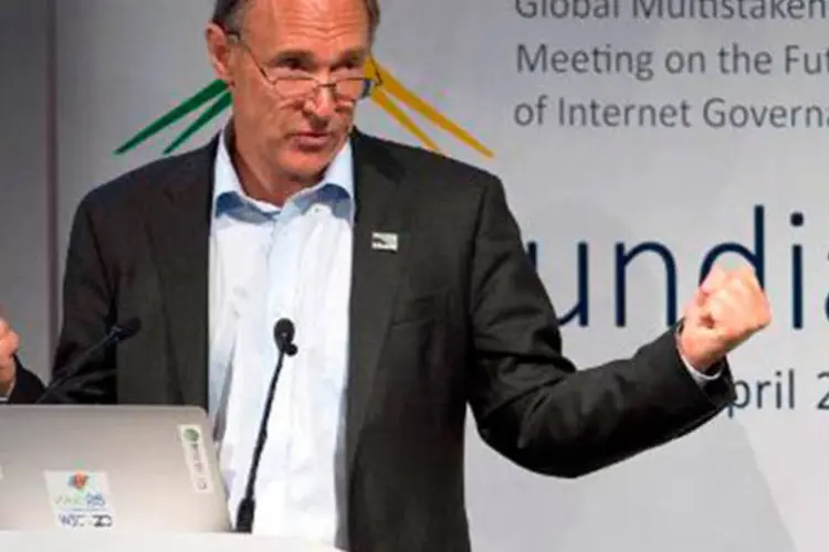 Tim Berners-Lee: "O fato de que o poder está concentrado entre tão poucas empresas tornou possível transformar a web em uma arma de grande escala" (Nelson Almeida/AFP)