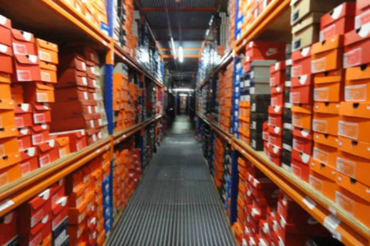 Corredor no estoque do centro de distribuição da Netshoes, em Barueri (Luísa Melo/Exame.com)