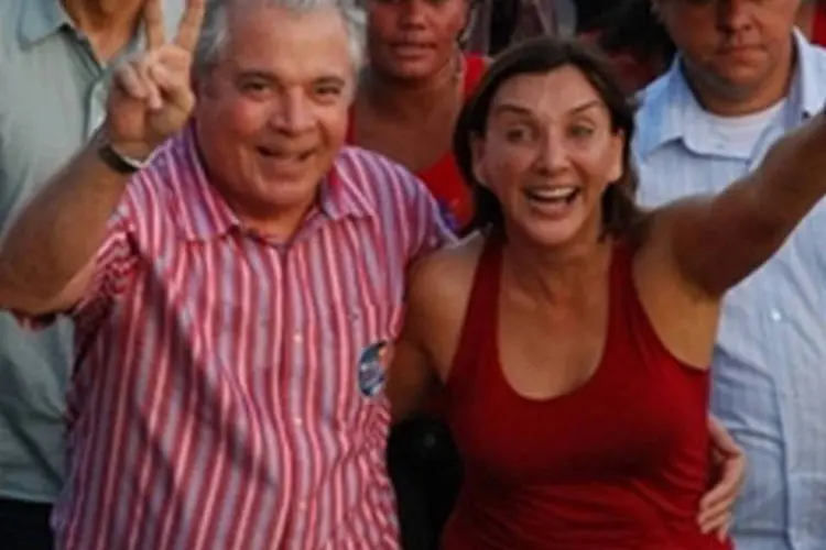 
	Neudo Campos ao lado de eleitora: ex-governador que estava foragido se entregou &agrave; pol&iacute;cia em Roraima
 (.)