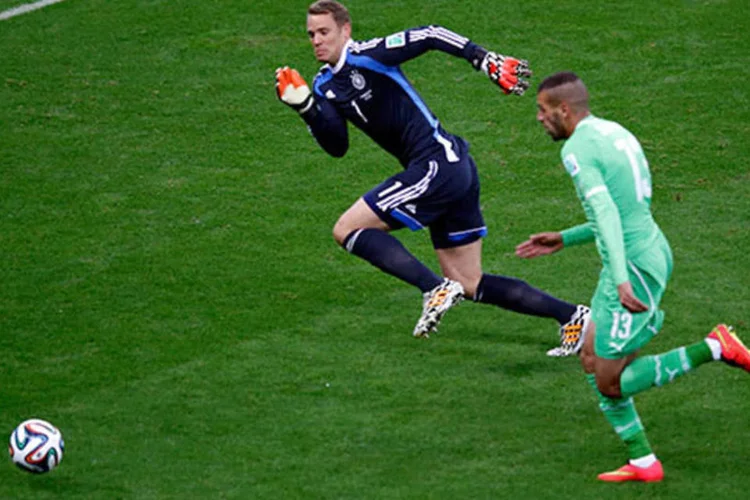 Goleiro da Alemanha, Manuel Neuer (e), disputa a bola com Islam Slimani, da Argélia, durante partida da Copa (REUTERS/Leonhard Foeger)