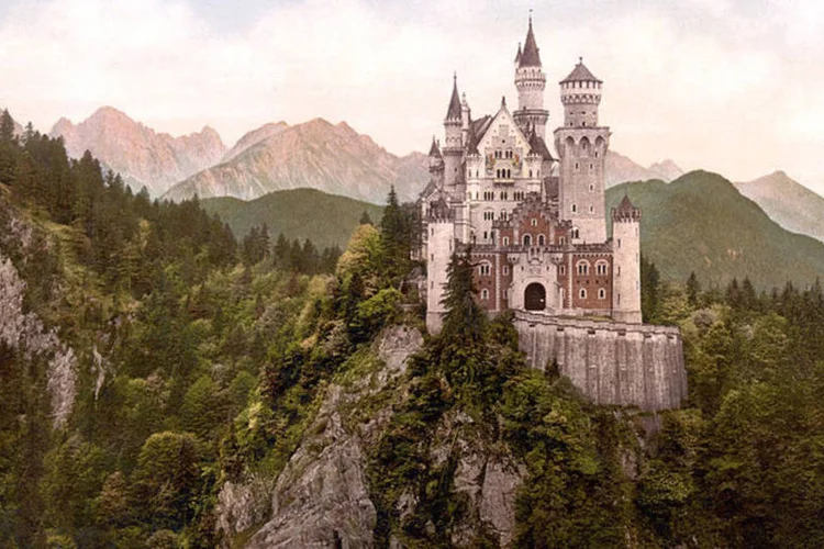 
	Castelo de Neuschwanstein: arquitetura&nbsp;ou vista de castelos impressionam qualquer viajante
 (Wikimedia Commons)