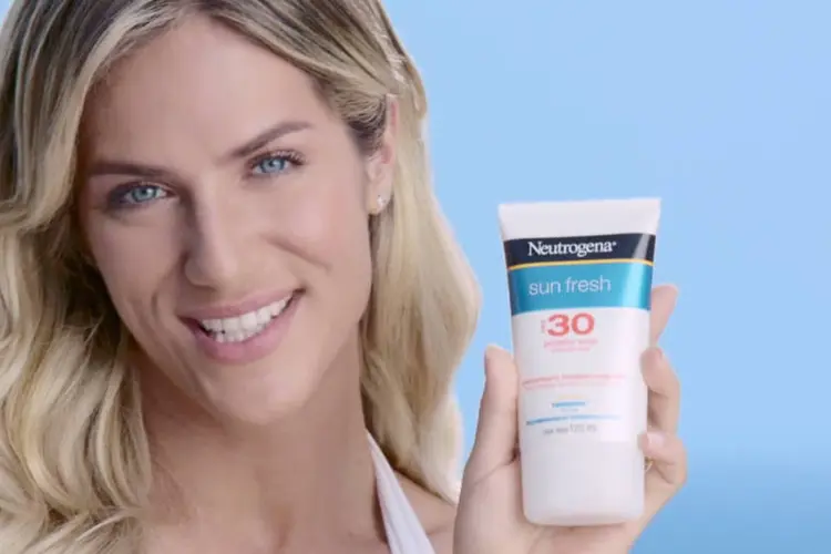 Giovanna Ewbank e Neutrogena: linha conta com a exclusiva tecnologia Helioplex (Reprodução/YouTube/neutrogenabrasil)