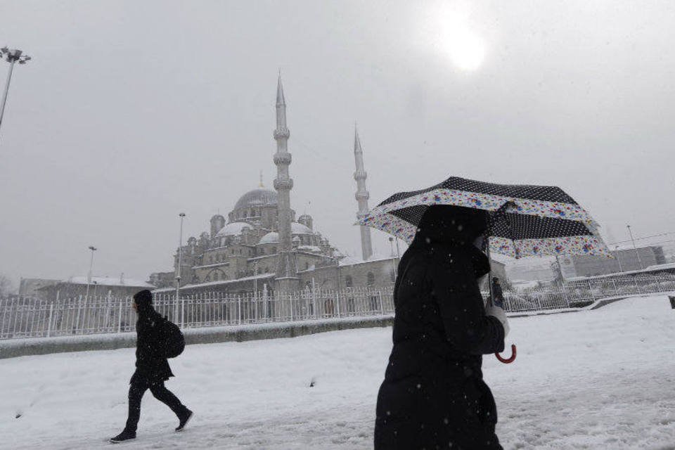 Nevasca em Istambul: mais de 270 voos foram cancelados pela forte onda de frio (Murad Sezer/Reuters)