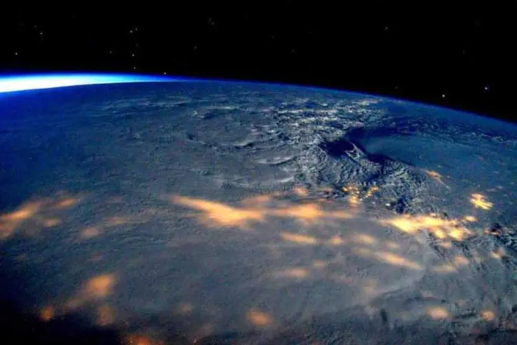 A nevasca que afetou a Costa Leste dos EUA foi registrada nesta imagem da NASA feita da Estação Espacial Internacional em 23 de janeiro de 2016. (Reuters)