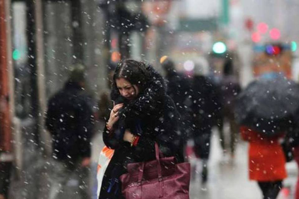 Nordeste dos EUA tenta retomar rotina após nevasca