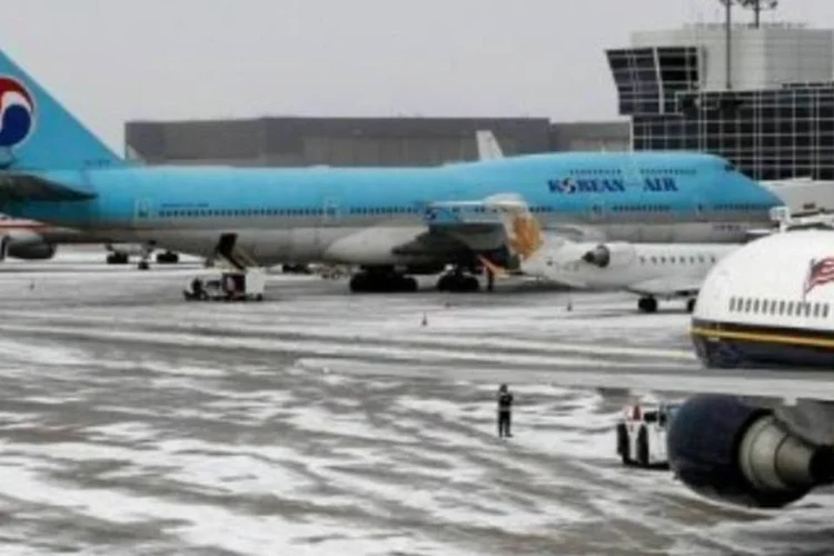 Estados Unidos: aeroportos paralisados pelo mau tempo (Tom Pennington/AFP)