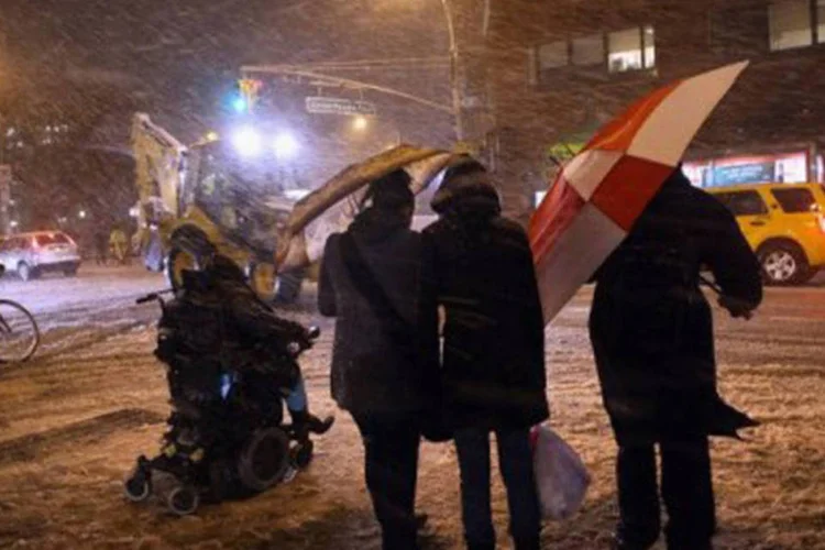Pedestres enfrentam o vento e a neve perto da Union Square: segundo números do Departamento de Energia americano, 715.205 lares estavam sem energia nesta quinta (©AFP/Getty Images / John Moore)