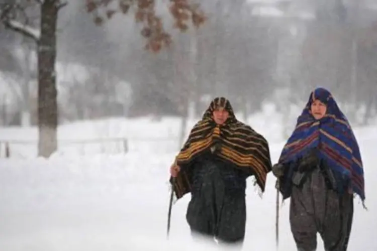 Mulheres caminham pela neve na cidade de Rakovski, na Bulgária: cinco pessoas morreram de frio no país (Nikolay Doychinov)