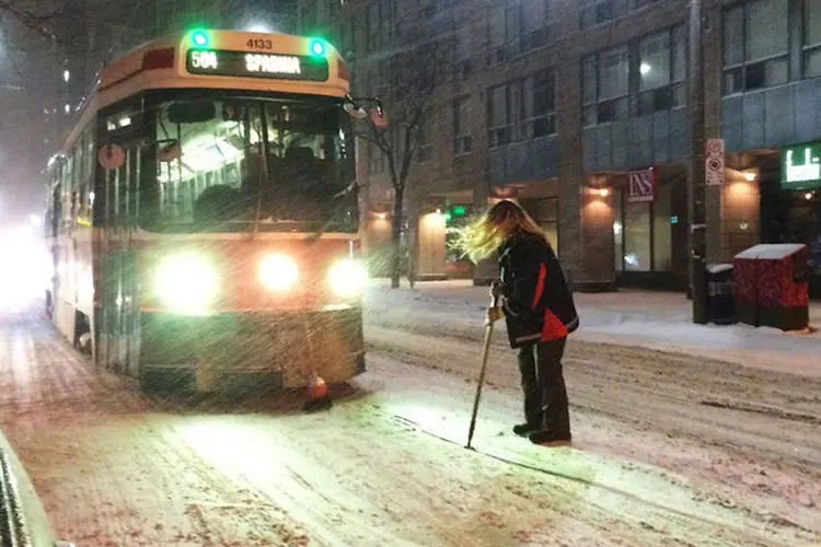 Neve no Canadá: em Toronto, a maior cidade canadense, e seus arredores, as autoridades cancelaram o serviço de ônibus escolares (REUTERS/Hyungwon Kang)