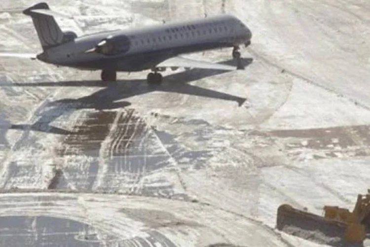 Neve na área de embarque do Aeroporto Internacional O'Hare em Chicago (AFP/Getty Images/arquivo / Scott Olson)