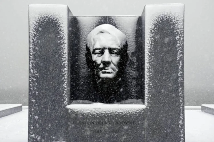 Neve cai sobre uma estátua do ex-presidente dos EUA, Franklin D. Roosevelt, na Ilha Roosevelt, bairro de Manhattan, Nova York (Zoran Milich/Reuters)