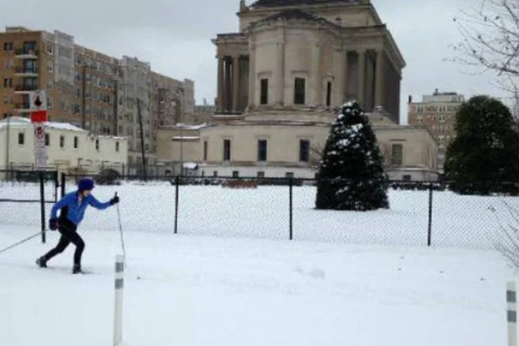 Mulher aproveita a neve para esquiar nos Estados Unidos: trata-se de um inverno particularmente duro nesta região do país (Ivan Couronne/AFP)