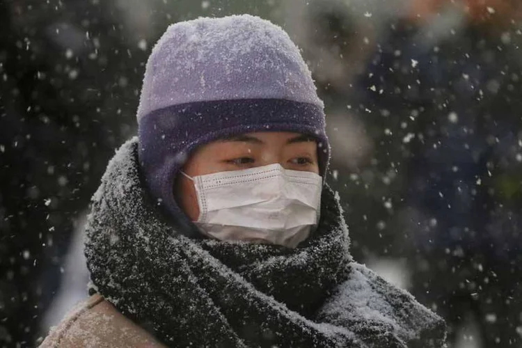 
	Mulher enfrenta tempestade em rua de Washington, nos EUA: a capital federal, Washington, j&aacute; tinha quase 60 cent&iacute;metros de neve no ch&atilde;o
 (REUTERS/Carlo Allegri)