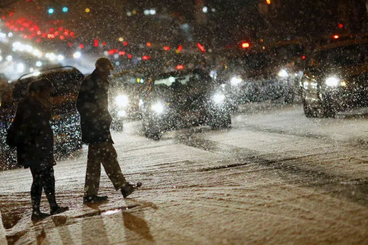 
	Pessoas andam em meio a nevasca em Washington: a tempestade pode atingir cerca de 50 milh&otilde;es de pessoas
 (Carlos Barria/Reuters)