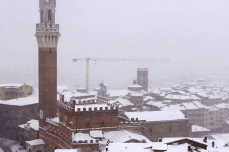Neve cobre a cidade italiana de Siena na quarta-feira: a neve atinge o norte da Itália há dois dias
 (Fabio Muzzi/AFP)