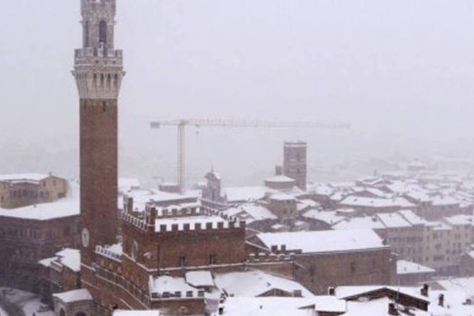 Neve cobre a cidade italiana de Siena na quarta-feira: a neve atinge o norte da Itália há dois dias
 (Fabio Muzzi/AFP)