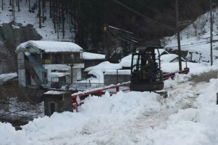 Trator retira neve no Japão: maioria das mortes está relacionada a acidentes de trânsito e ao desabamento de telhados (The Japan Ground Self-Defense Force/Handout via Reuters)